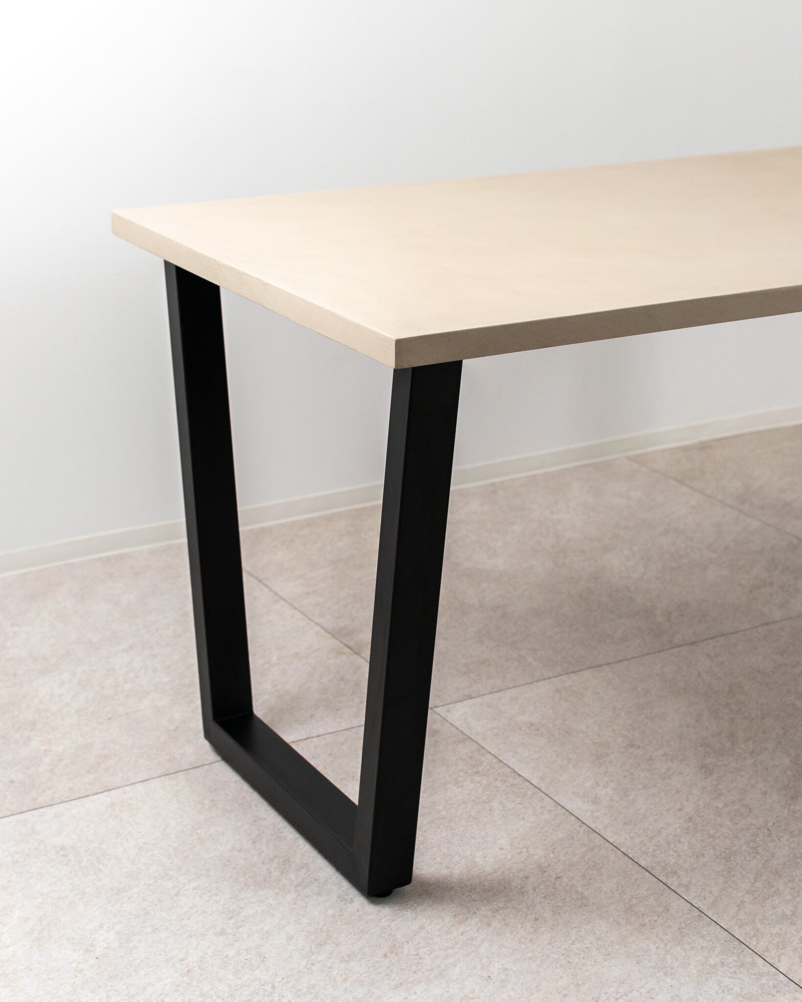 「サイズ・カラーを選べる」Trapezoid Dining Table(幅170cm・奥行70〜90cm)(ブラック台形脚)