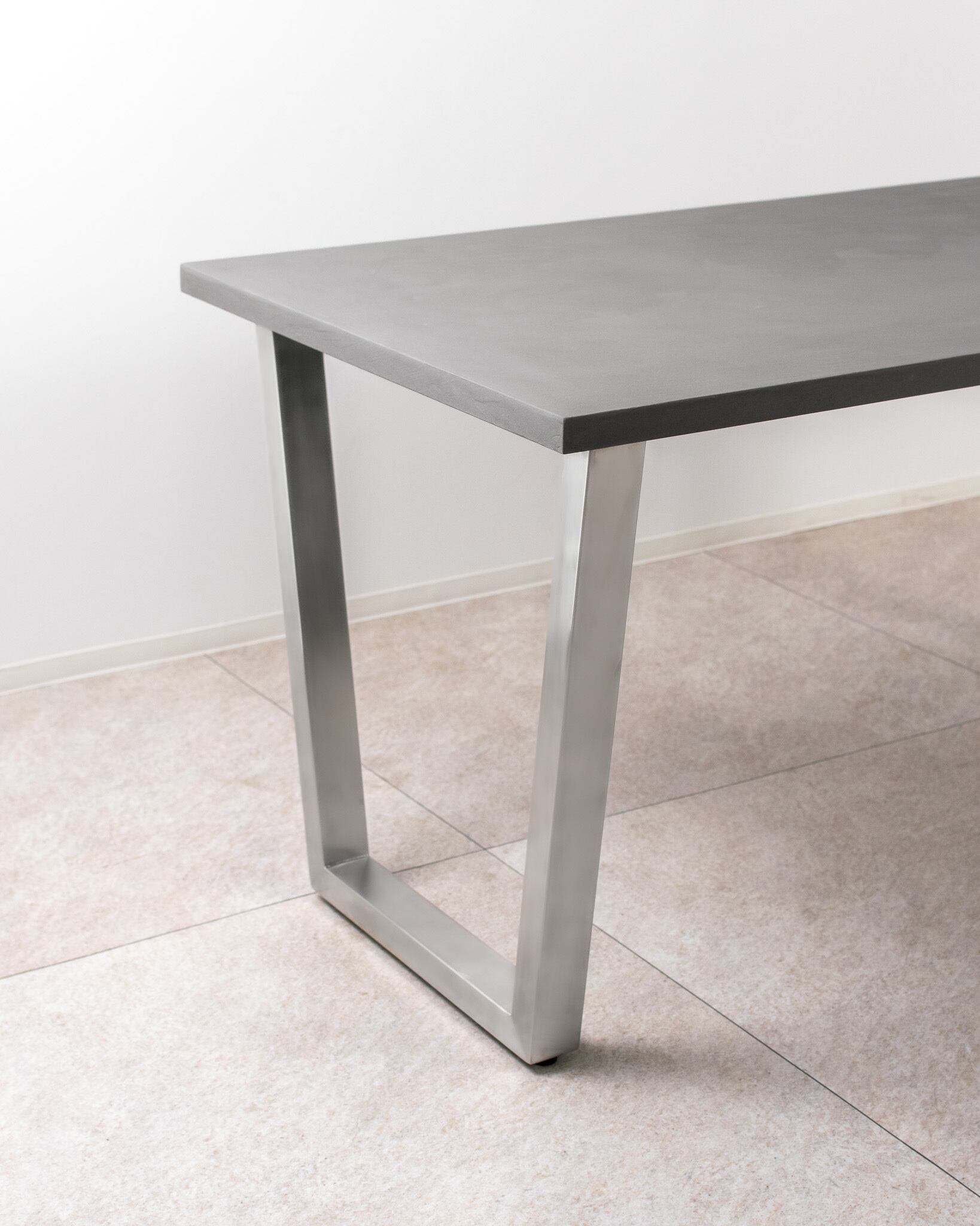 「サイズ・カラーを選べる」Trapezoid Dining Table(幅130cm・奥行70〜90cm)(シルバー台形脚)