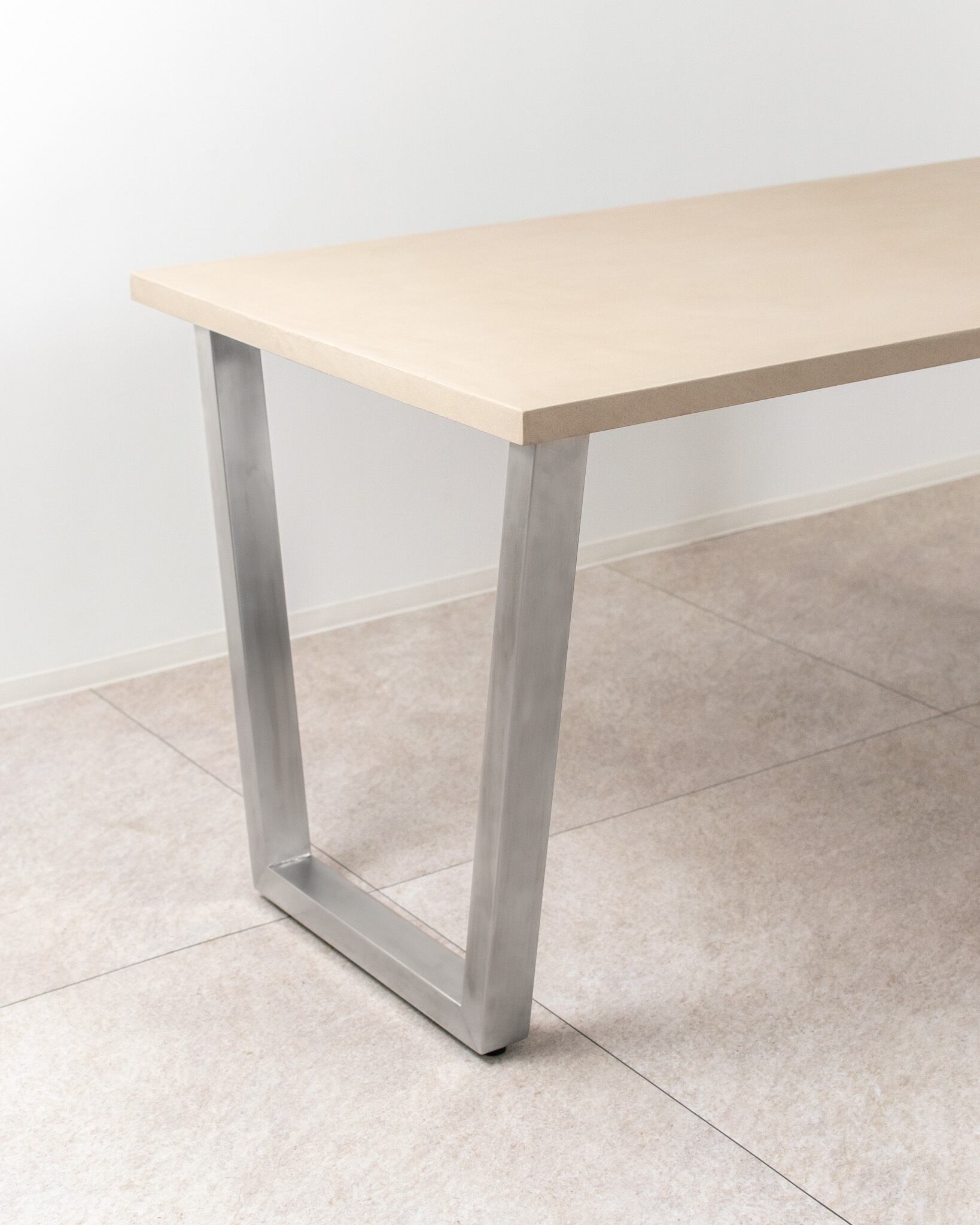 「サイズ・カラーを選べる」Trapezoid Dining Table(幅130cm・奥行70〜90cm)(シルバー台形脚)