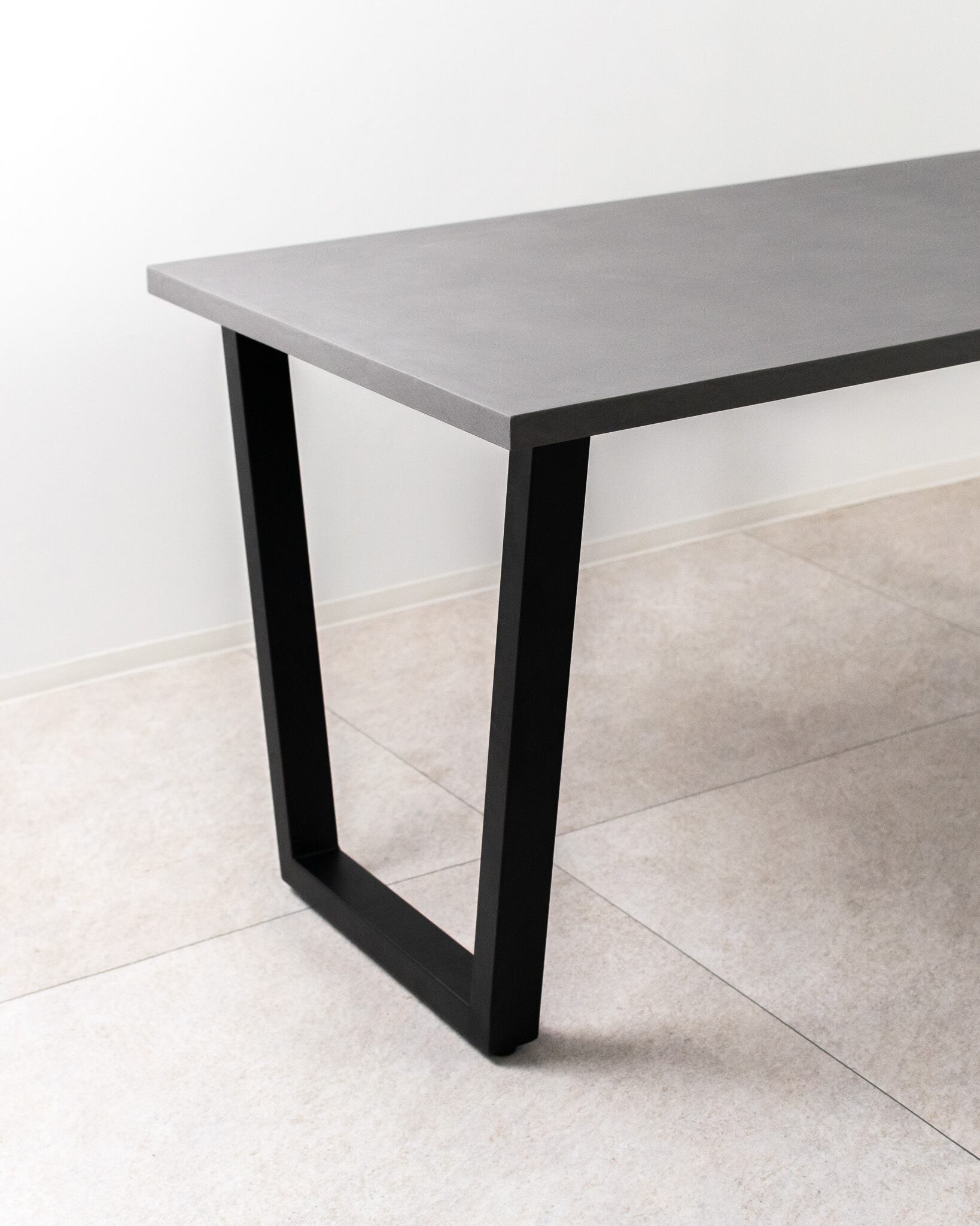 「サイズ・カラーを選べる」Trapezoid Dining Table(幅170cm・奥行70〜90cm)(ブラック台形脚)
