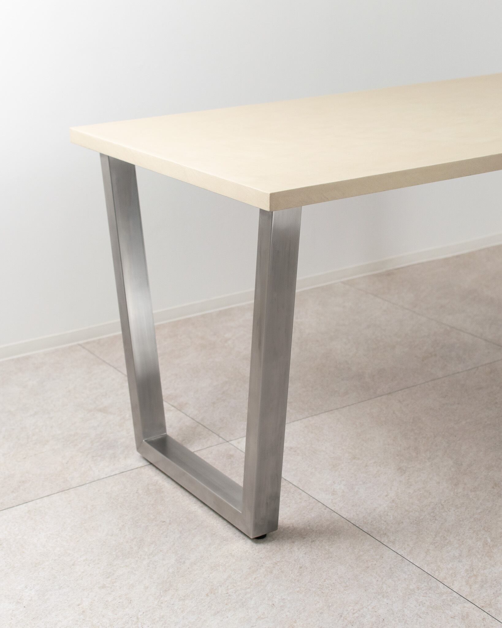 「サイズ・カラーを選べる」Trapezoid Dining Table(幅130cm・奥行70〜90cm)(シルバー台形脚)