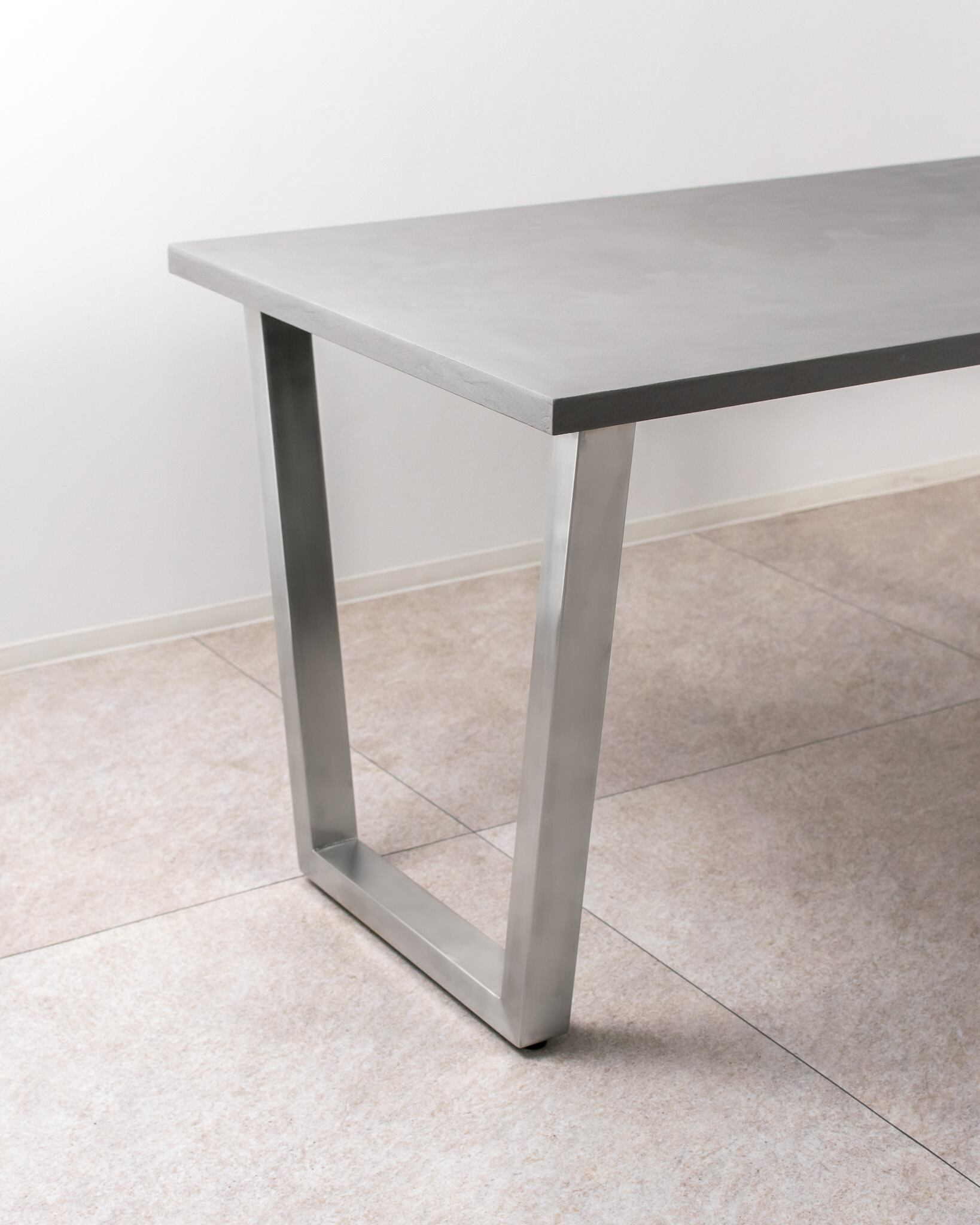 「サイズ・カラーを選べる」Trapezoid Dining Table(幅130cm・奥行70〜90cm)(シルバー台形脚)