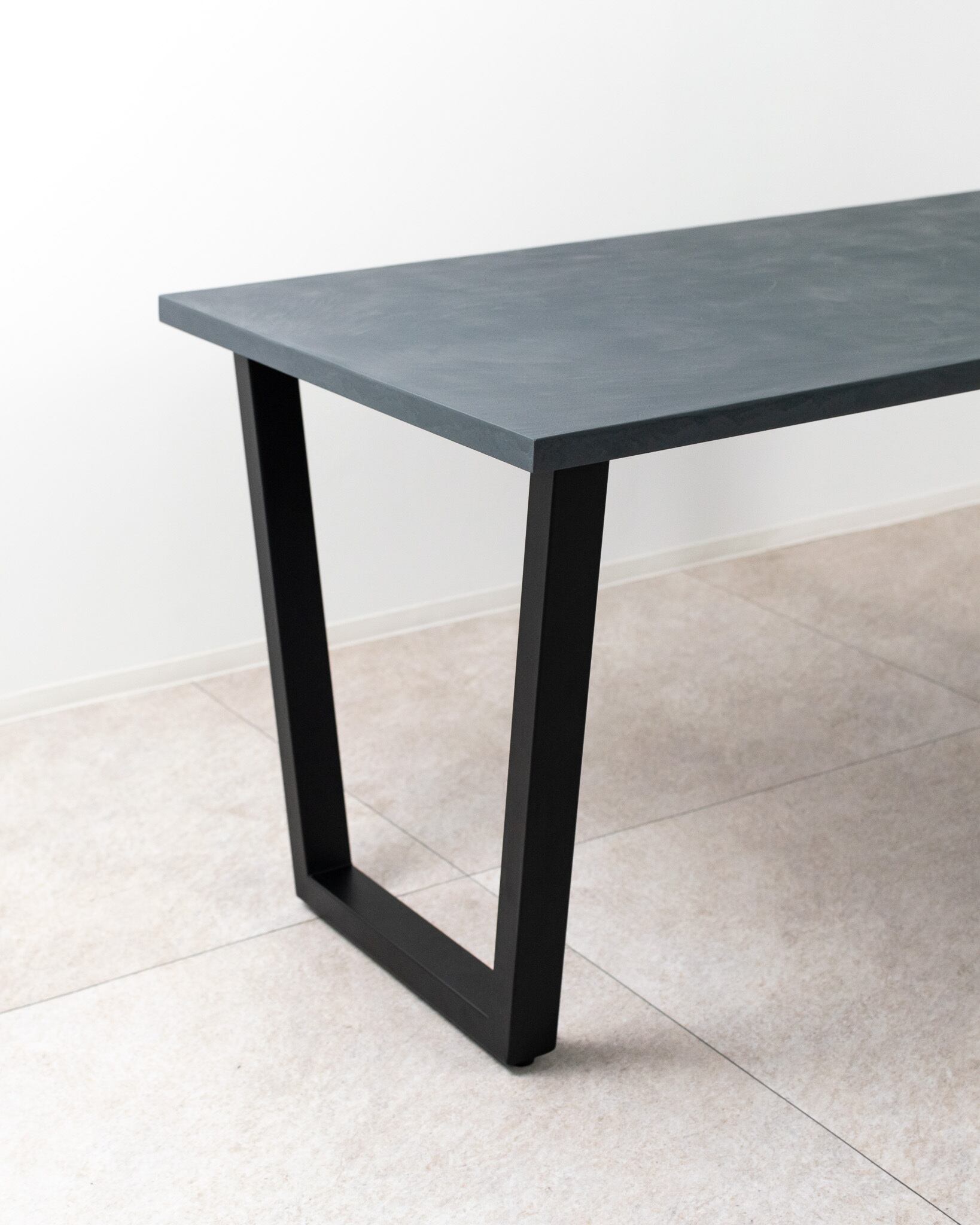「サイズ・カラーを選べる」Trapezoid Dining Table(幅170cm・奥行70〜90cm)(ブラック台形脚)