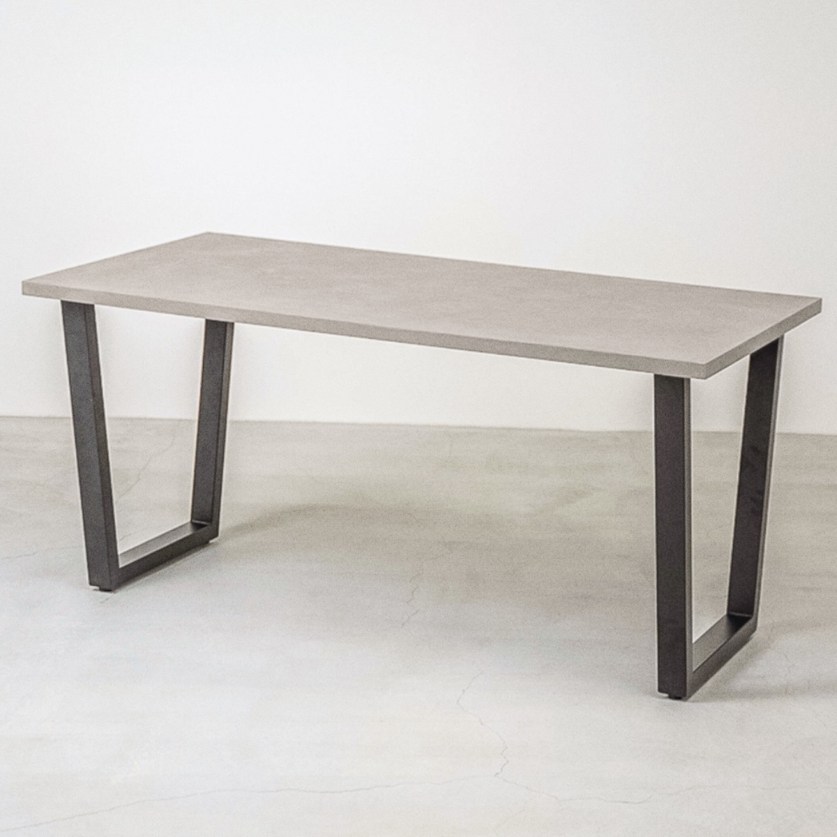 「サイズ・カラーを選べる」Trapezoid Dining Table(幅180cm・奥行70〜90cm)(ブラック台形脚)