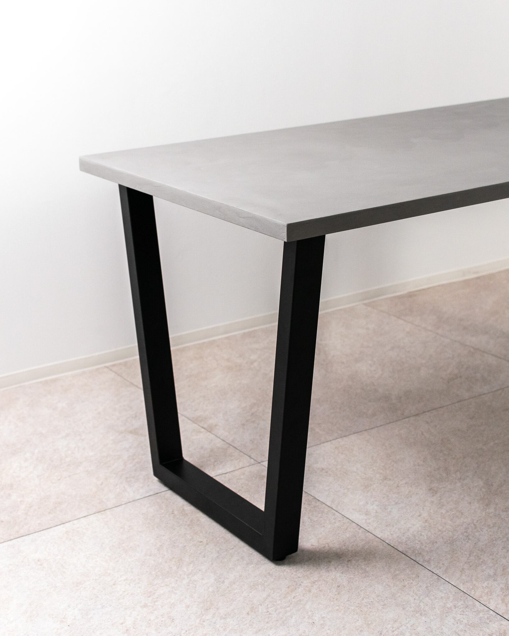「サイズ・カラーを選べる」Trapezoid Dining Table(幅170cm・奥行70〜90cm)(ブラック台形脚)