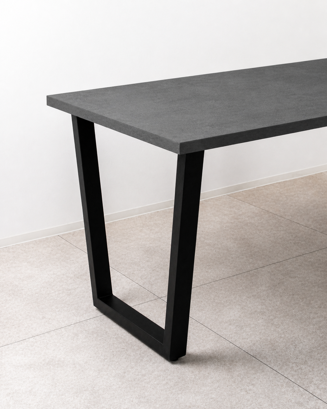 「サイズ・カラーを選べる」Trapezoid Dining Table(幅170cm・奥行70〜90cm)(ブラック台形脚)