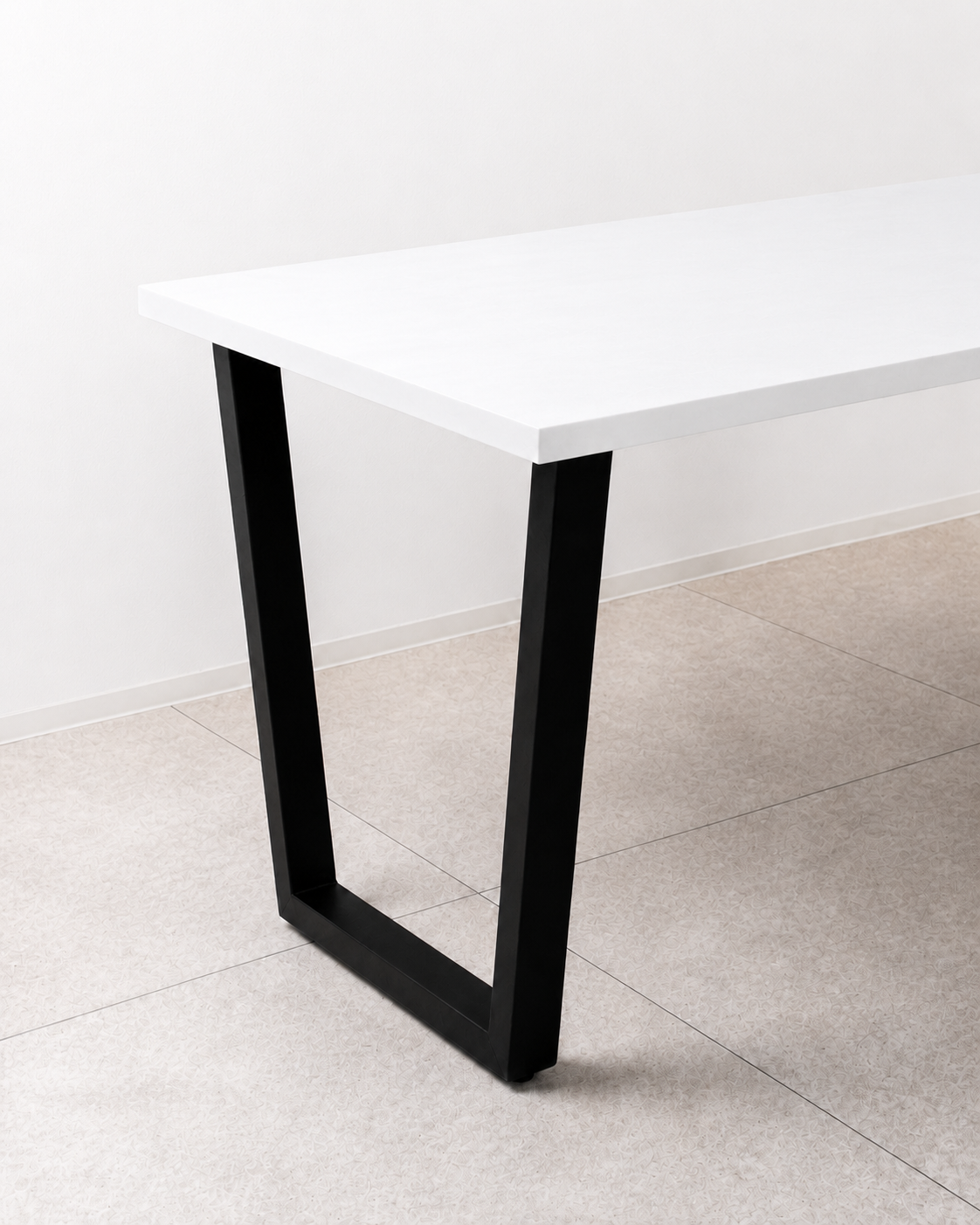「サイズ・カラーを選べる」Trapezoid Dining Table(幅170cm・奥行70〜90cm)(ブラック台形脚)