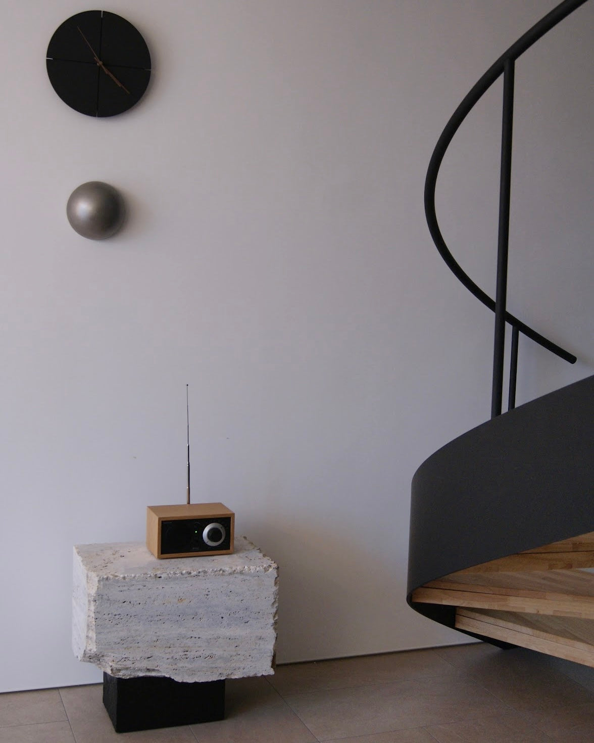 Natural Travertine Side Table | 天然トラバーチン×コンクリートの