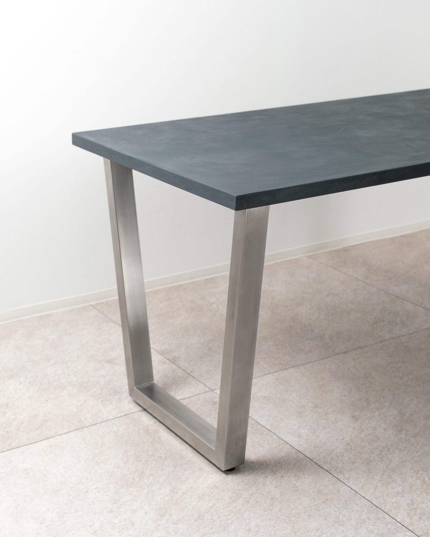 「サイズ・カラーを選べる」Trapezoid Dining Table(幅130cm・奥行70〜90cm)(シルバー台形脚)